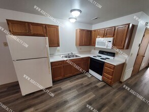 218 N Crest Dr in Raymore, MO - Building Photo - Building Photo