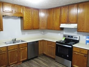 928 W Grove St, Unit 1 in Bloomington, IL - Foto de edificio - Building Photo