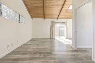 6011 Bellaire Ave in North Hollywood, CA - Building Photo - Building Photo