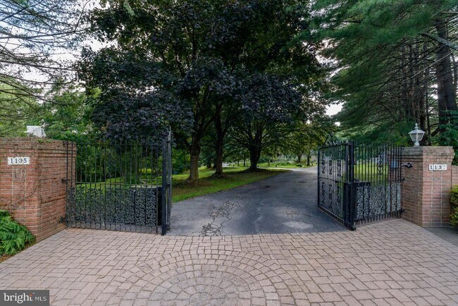 property at 1135 Romsey Dr