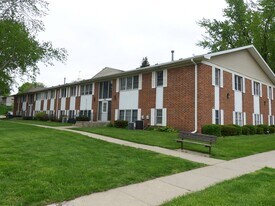 Colonial Square Apartments in Yankton, SD - Building Photo