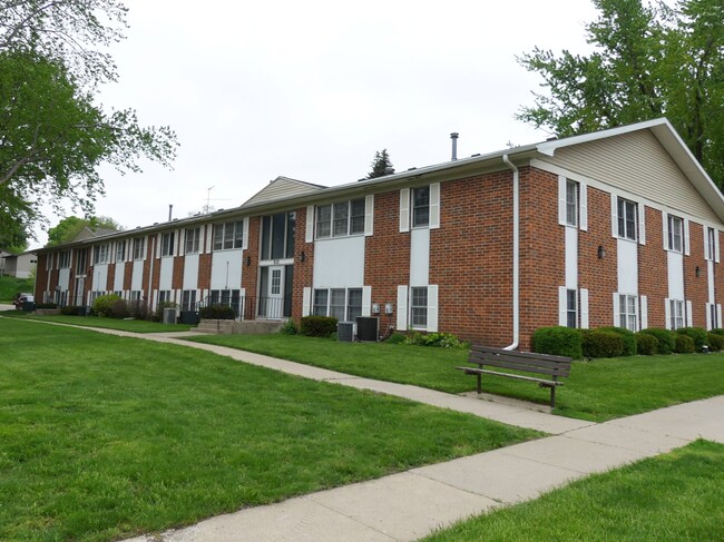 Colonial Square Apartments in Yankton, SD - Building Photo - Building Photo