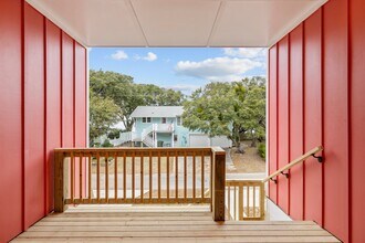 5603 Sound Dr in Emerald Isle, NC - Building Photo - Building Photo