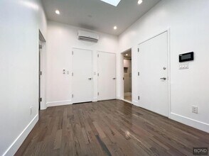 202 Greenpoint Ave in Brooklyn, NY - Building Photo - Building Photo