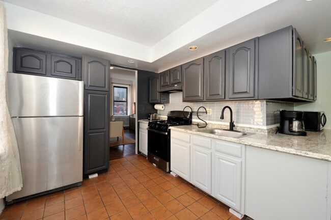 708 9th Ave in New York, NY - Building Photo - Building Photo