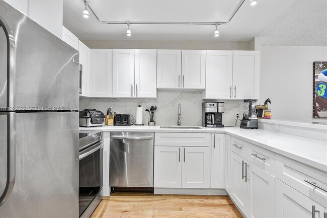 600 Parkview Dr, Unit 217 in Hallandale Beach, FL - Foto de edificio - Building Photo