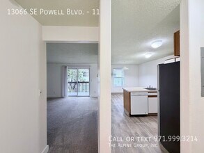 13066 SE Powell Blvd in Portland, OR - Building Photo - Building Photo