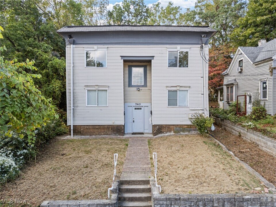 740 Fern St in Akron, OH - Building Photo