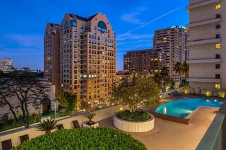 10501 Wilshire Blvd, Unit PH10 in Los Angeles, CA - Foto de edificio - Building Photo