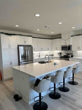 5748 Arrowstone Ln-Unit -Main House in Hemet, CA - Building Photo - Building Photo