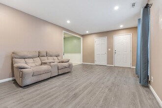 817 Wellington Ave in Elk Grove Village, IL - Building Photo - Building Photo