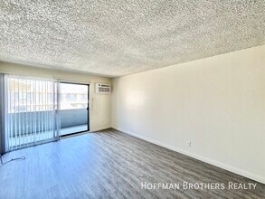 20339 Saticoy St in Los Angeles, CA - Foto de edificio - Building Photo