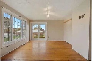 1927 W 1st St in Cedar Falls, IA - Building Photo