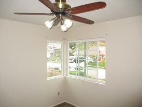 3155 Crazy Horse Dr in Simi Valley, CA - Foto de edificio - Building Photo