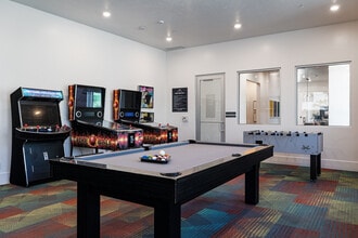 Strata Apartments in Logan, UT - Foto de edificio - Building Photo