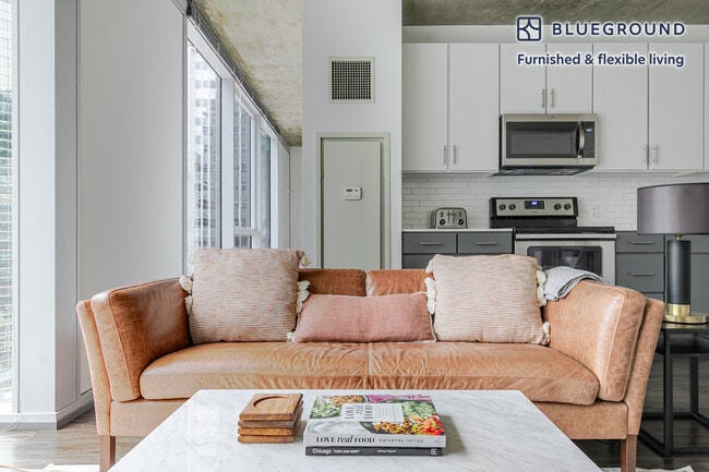 215 W Lake St in Chicago, IL - Building Photo - Building Photo