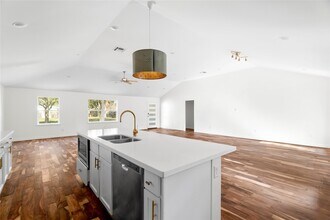 5515 Warm Springs Rd in Houston, TX - Building Photo - Building Photo