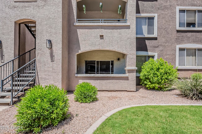 5345 E Van Buren St in Phoenix, AZ - Foto de edificio - Building Photo