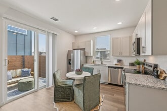 YardHomes Rowlett Creek in Garland, TX - Foto de edificio - Building Photo