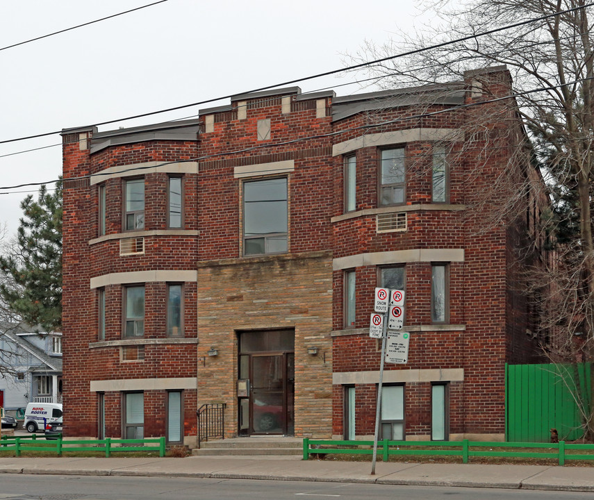 987 Kingston Rd in Toronto, ON - Building Photo