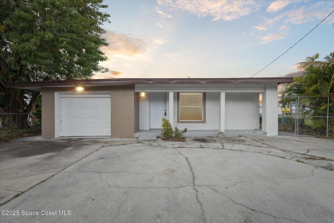 2262 Monroe St in Palm Bay, FL - Building Photo