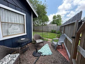 402 17th St N, Unit 1/1 Studio Garage Apartme in Texas City, TX - Building Photo - Building Photo