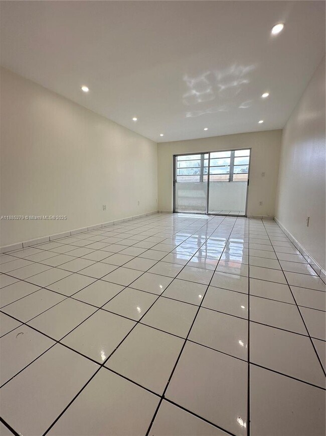 1555 W 44th Pl in Hialeah, FL - Building Photo - Building Photo