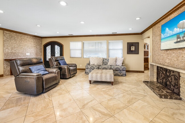 401 Holmwood Dr in Newport Beach, CA - Foto de edificio - Building Photo