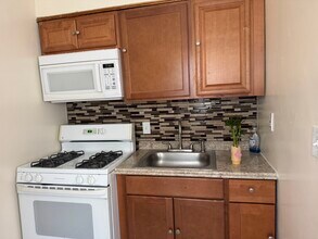 913 Saint Dunstans Rd, Unit A in Baltimore, MD - Building Photo - Building Photo