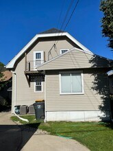 336 N 70th St, Unit Upper Duplex in Wauwatosa, WI - Foto de edificio - Building Photo