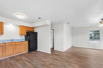 101-103 Lockhart St in San Marcos, TX - Building Photo - Building Photo