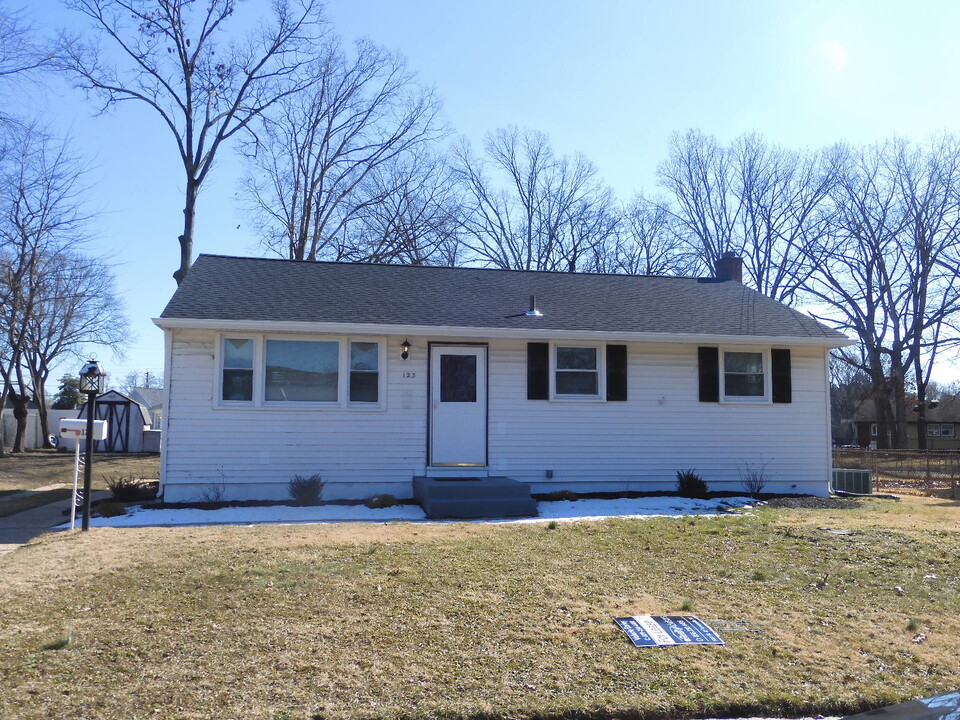 123 Estates Rd in Pine Hill, NJ - Building Photo