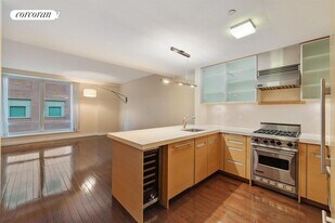 462 W 58th St in New York, NY - Building Photo