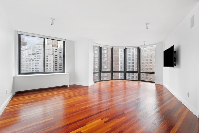 155 W 70th St, Unit 11D in New York, NY - Foto de edificio - Building Photo