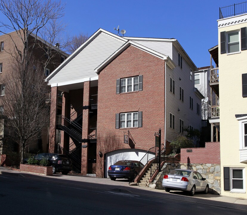 Christiana House in Rosslyn, VA - Building Photo