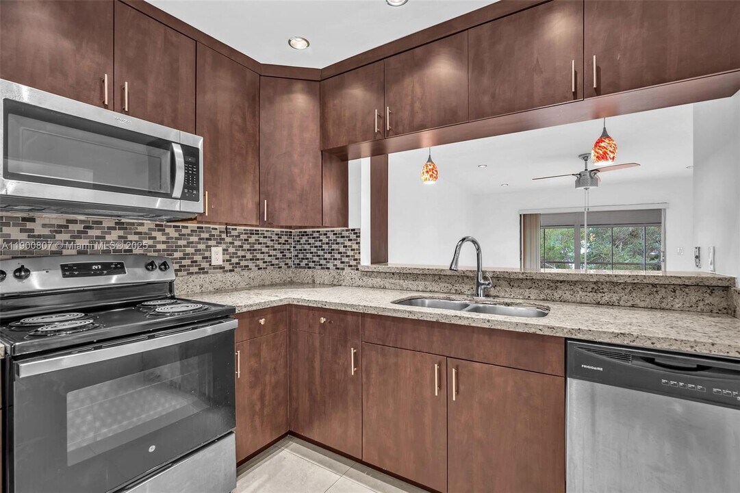 5790 Stirling Rd in Hollywood, FL - Foto de edificio