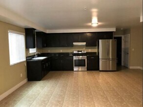 914 E 76th Pl in Los Angeles, CA - Building Photo - Building Photo