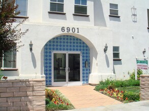 6901 Laurel Canyon Blvd, Unit 207 in Los Angeles, CA - Foto de edificio - Building Photo