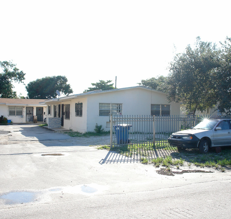 8001-8013 NW 5th Ct in Miami, FL - Foto de edificio