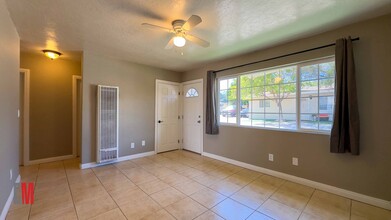 12331-12343 Leona Lane in Poway, CA - Foto de edificio - Interior Photo