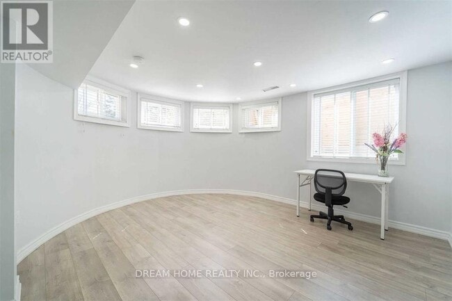 property at 6 Alcester Ct