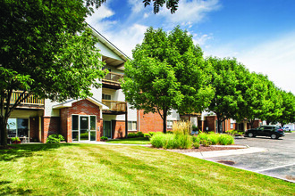 Highland Meadows Apartments in Bellevue, NE - Building Photo - Building Photo