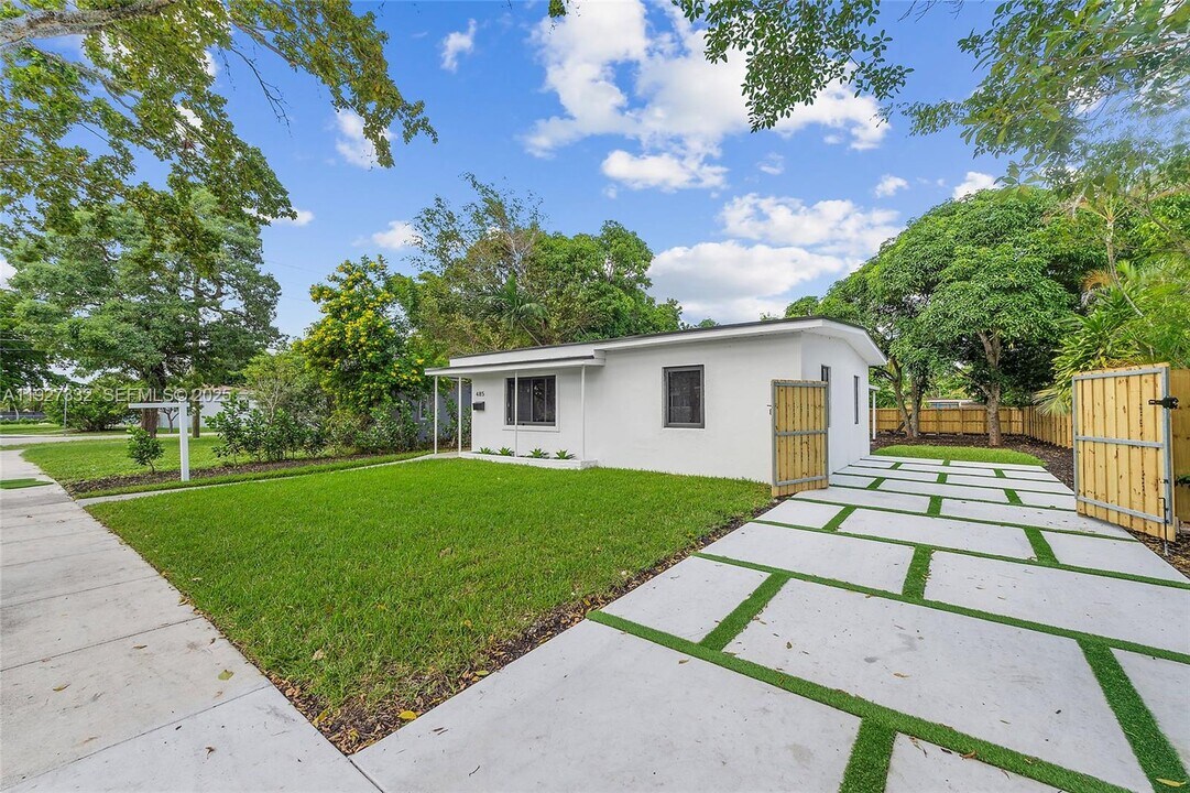 485 NW 132nd St in North Miami, FL - Building Photo