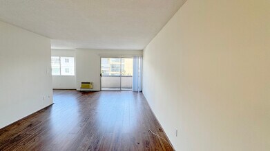 701 S St Andrews Pl, Unit 211 in Los Angeles, CA - Building Photo - Building Photo