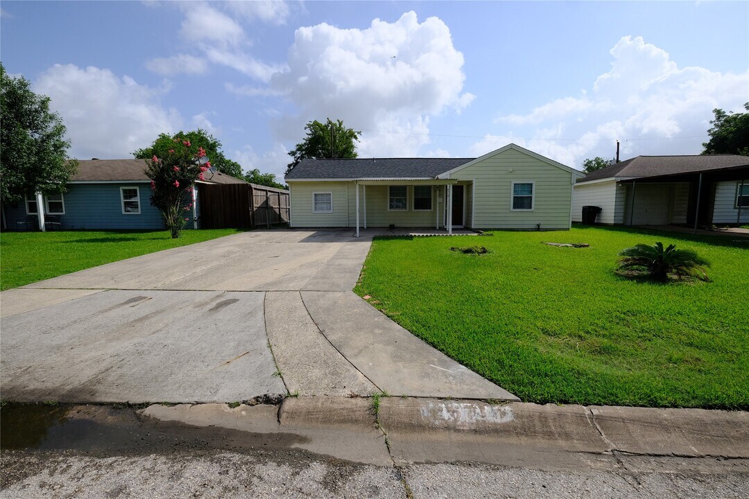 6718 Midfield Dr in Houston, TX - Building Photo