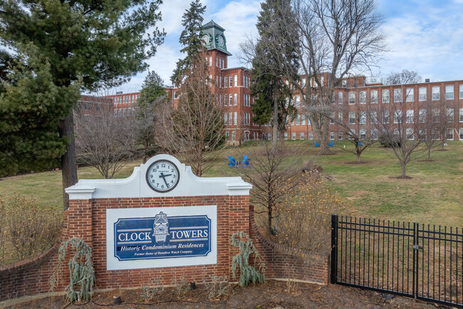 Clock Towers in Lancaster, PA - Foto de edificio - Building Photo