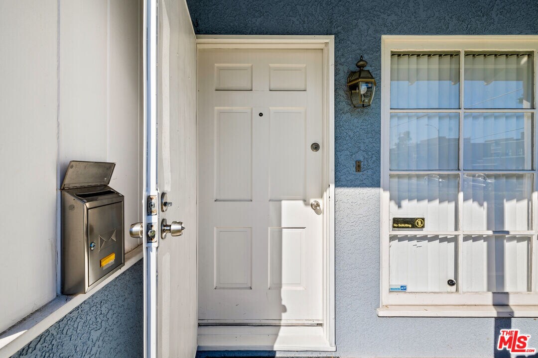 836 Appelby St in Los Angeles, CA - Building Photo