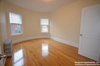 1575 Beacon St, Unit 3 in Brookline, MA - Foto de edificio - Building Photo