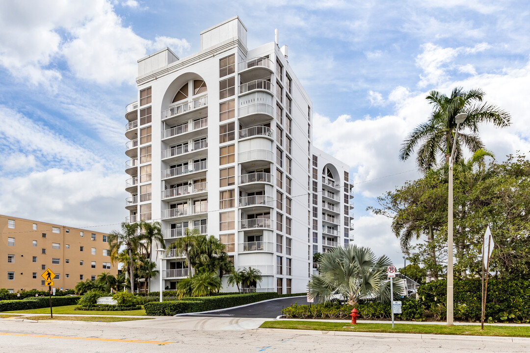 The Harbor Towers & Marina in West Palm Beach, FL - Building Photo