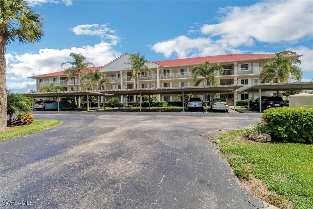 4556 Andover Way in Naples, FL - Foto de edificio